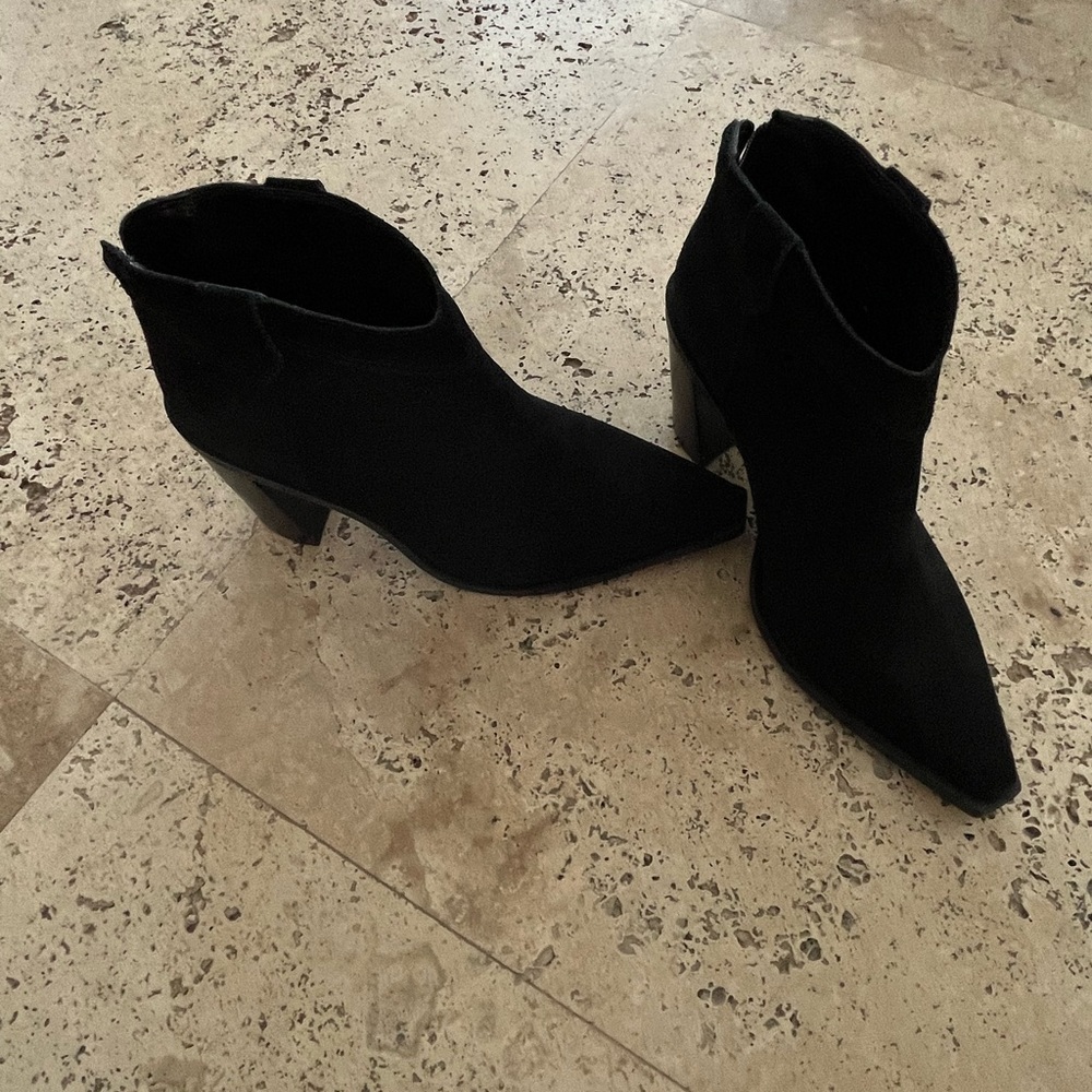 Black suede Vince Camuto boots size 8